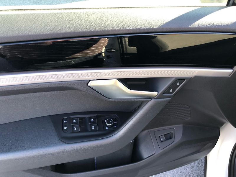 Volkswagen Touareg 3,0 TDI V6 4Motion - fotka 15 z 27