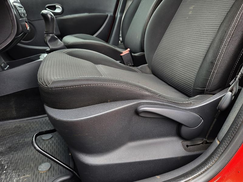Renault Clio GRANDTOUR 1.2 i 16V ČR 1.majit - fotka 24 z 41