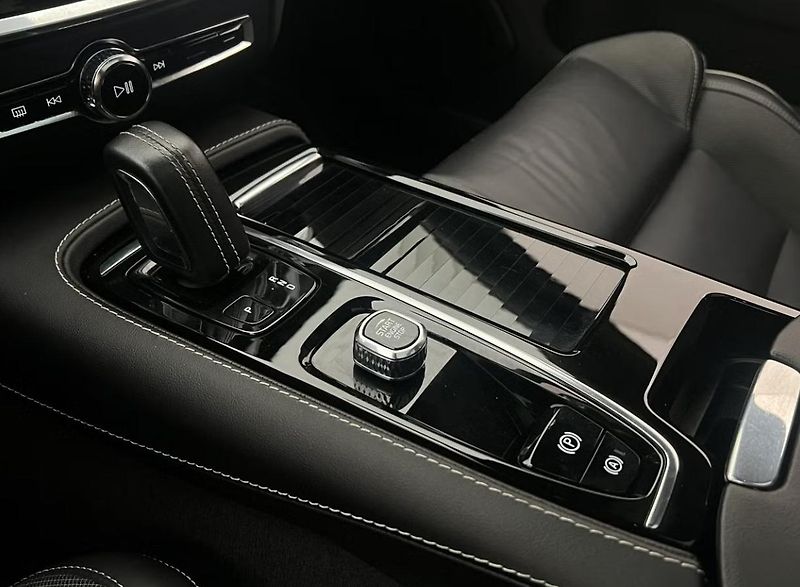 Volvo S60 Recharge T8 AWD R Kam Pano Taž - fotka 26 z 33