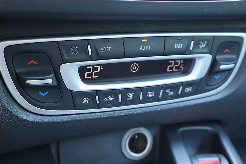 Renault Grand Scénic (2012) 1.5 dCi, Tempomat - fotka 13 z 22
