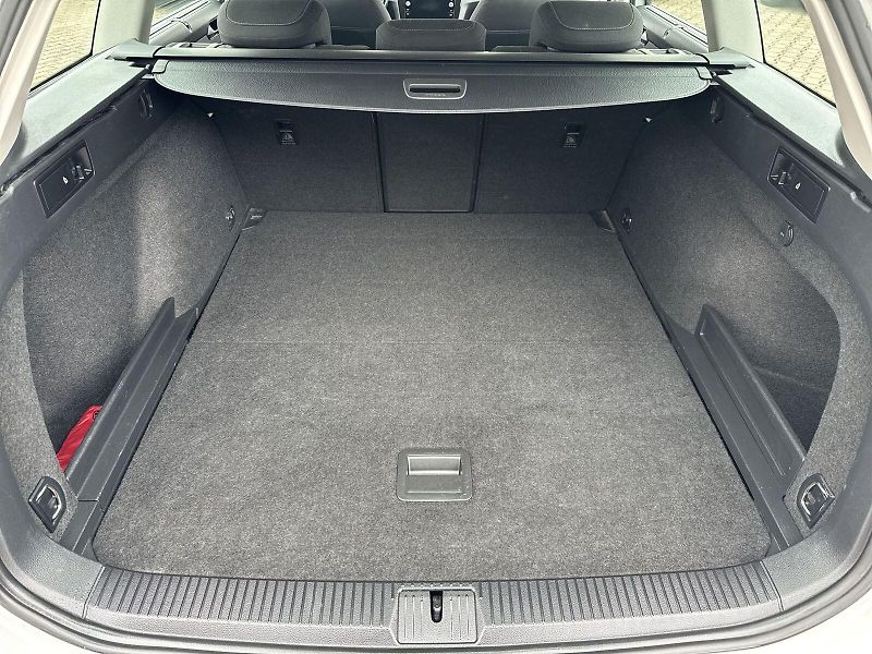 Volkswagen Passat (2021) Variant 2.0 TDI DSG Business - fotka 28 z 34