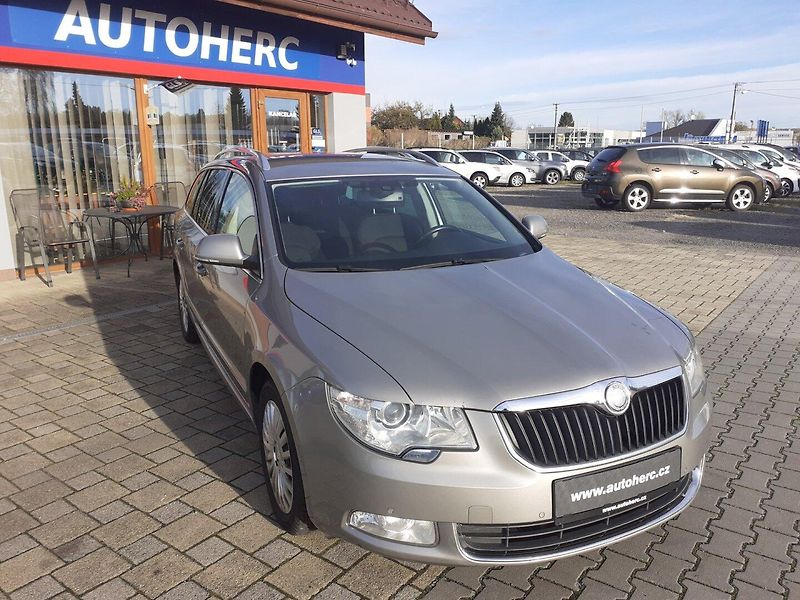 Škoda Superb (2011) 2.0 TDi Elegance - fotka 2 z 37