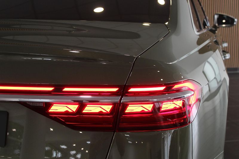 Audi S8 B&O-Adv. Carbon Matrix Pano TV - fotka 3 z 52