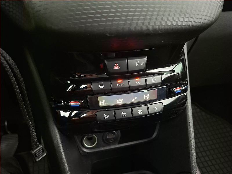 Peugeot 2008 (2016) 1.2 PureTech, Tempomat - fotka 13 z 15