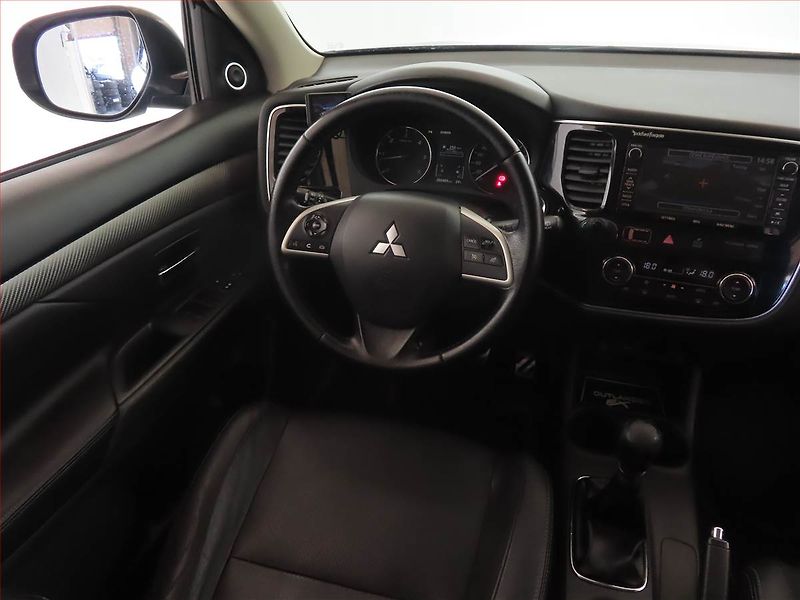 Mitsubishi Outlander (2014) 2.2 DI-D, 4X4, 7 míst, Navi - fotka 7 z 16