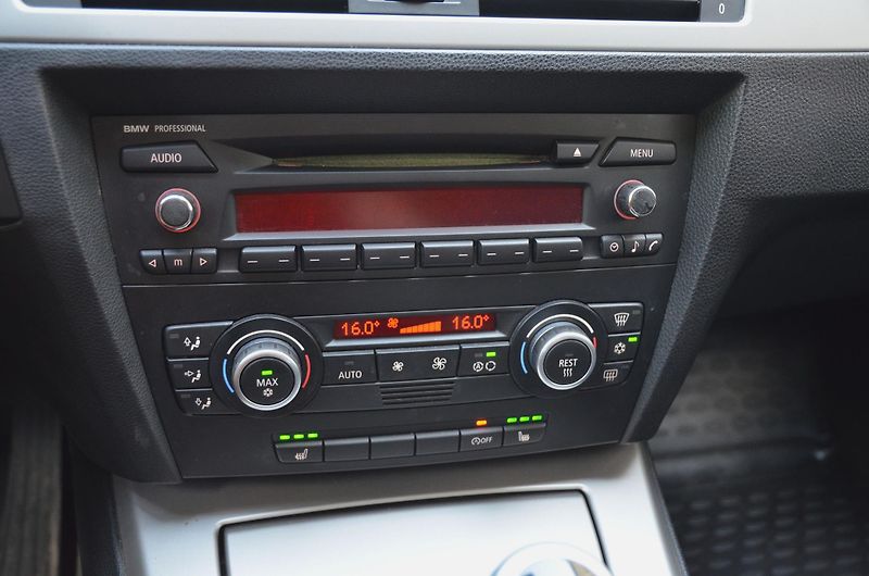 BMW Řada 3 (2008) 318i 105kW Touring / TAŽNÉ - fotka 25 z 31