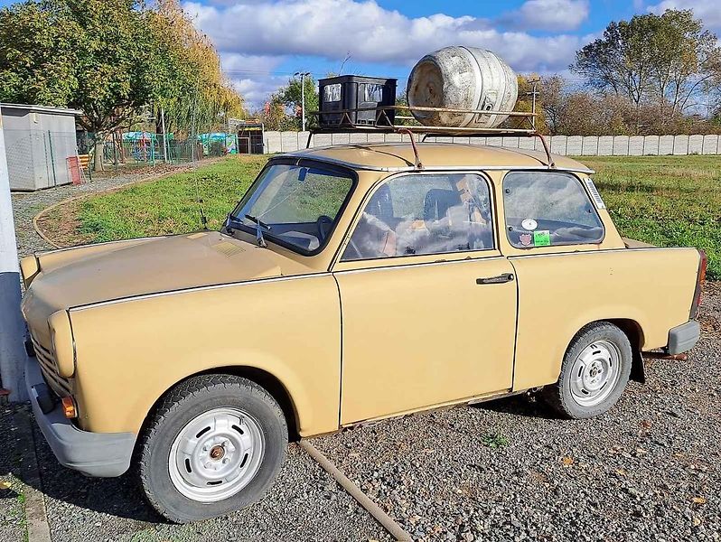Hasičská plošina HKM 202 rozšířila nedávno vozový park brněnského Retro muzea Na statku. Lidé si při návštěvě mohou prohlédnout i další skvosty.