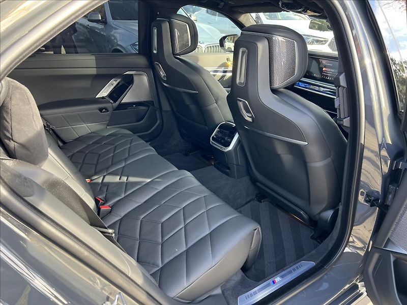 BMW Řada 7 750e Msport Pro xDrive - fotka 32 z 43