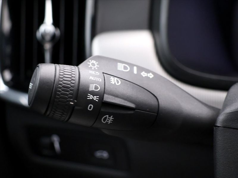 Volvo V90 2,0 D3 Drive-E Momentum Auto - fotka 21 z 38