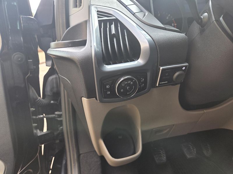 Ford Transit Custom 2.2 TDCi 114kW  5míst  - fotka 42 z 54