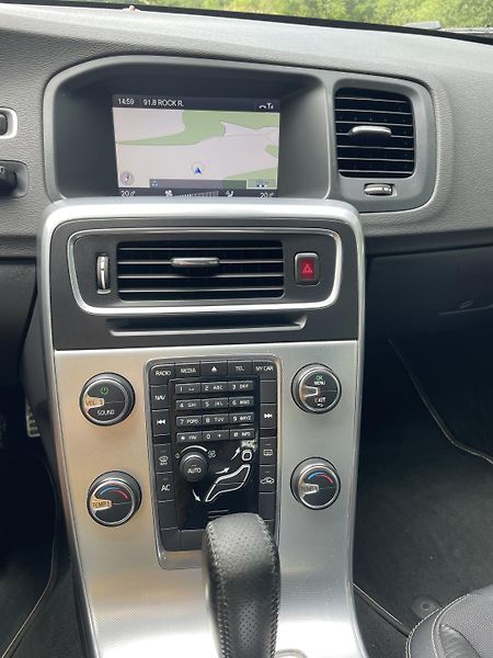 Volvo V60 (2011) Volvo V60 2,4 D5 AWD, R-Design - fotka 3 z 36