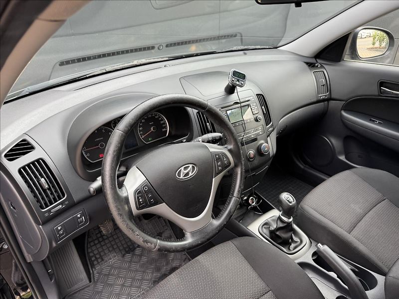 Hyundai i30 1,4 i Trikolor Plus ČR - fotka 9 z 26