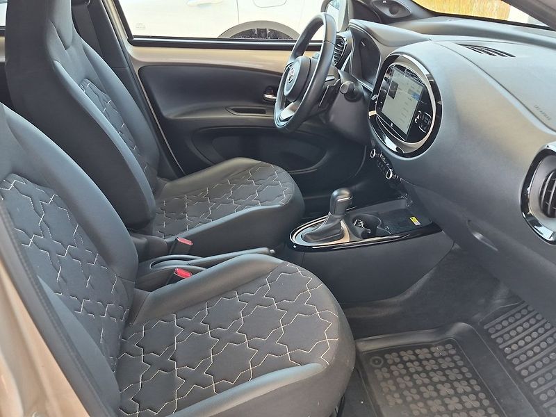 Toyota Aygo Executive Smart JBL 1,0 CVT - fotka 11 z 25