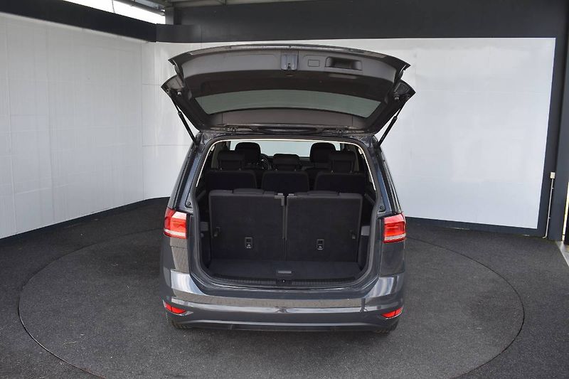 Volkswagen Touran (2022) 1.5TSI 110kW DSG,7 míst - fotka 10 z 20