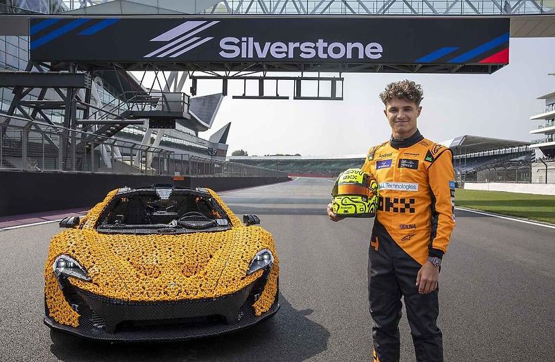 Replika McLarenu P1 v reálné velikosti se skládá z 342 817 dílků, váží přibližně 1220 kilogramů.