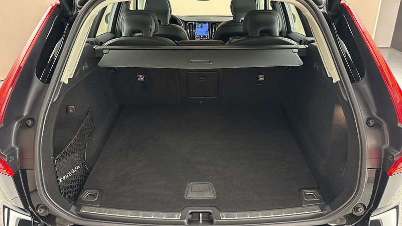 Volvo XC60 2.0 B4 AUT AWD Essential - fotka 17 z 27