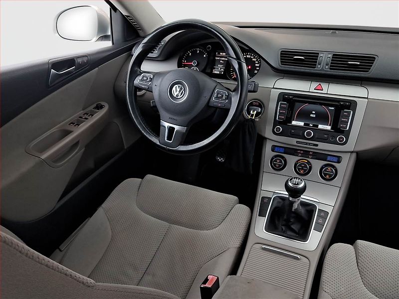 Volkswagen Passat (2009) 1.6 TDI, po STK, slušný stav - fotka 7 z 16