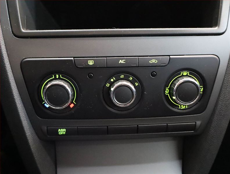 Škoda Octavia (2012) 1.6 - fotka 13 z 17