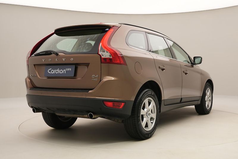 Volvo XC60 D4 AWD MOMENTUM CZ - fotka 12 z 45