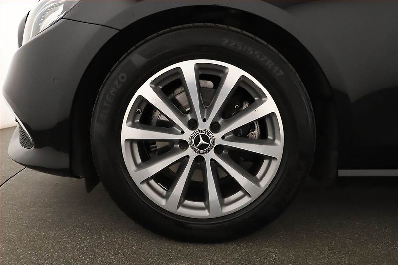 Mercedes-Benz Třídy E (2021) E 220 d - fotka 12 z 26