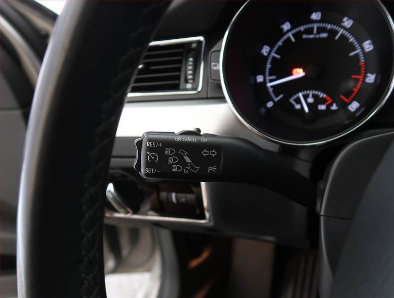 Škoda Superb (2014) 1.4 TSI, Serv.kniha, Bi-Xenony - fotka 17 z 20