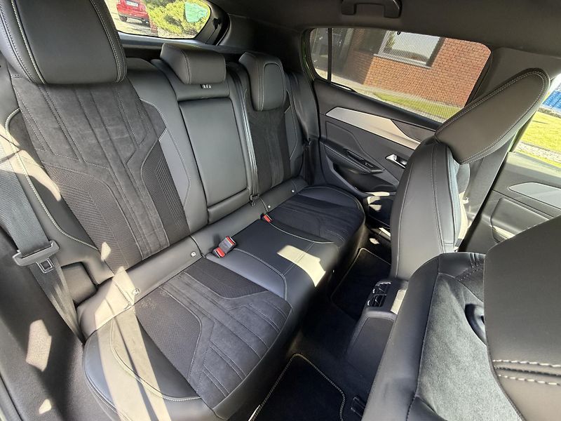 Peugeot 308 (2023) e-GT HYBRID 225  - fotka 26 z 29