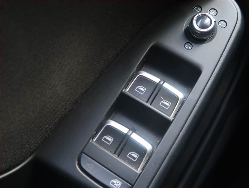 Audi A4 (2013) 1.8 TFSI, 4X4, Navi, Xenony - fotka 18 z 19