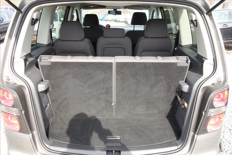 Volkswagen Touran 2,0 TDi,SERV.KN.,CROSS,7 MÍST. - fotka 17 z 32