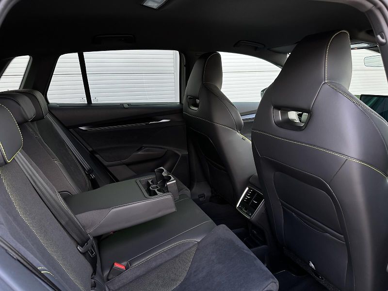 Škoda Elroq RS 340PS 4x4 84iV Matrix-LED H - fotka 46 z 53