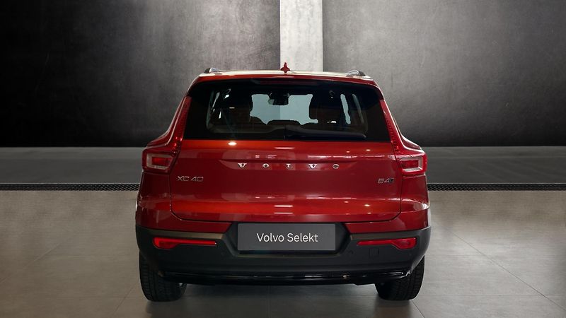 Volvo XC40 PLUS DARK, B4 AWD, 145+10 kW / - fotka 4 z 38