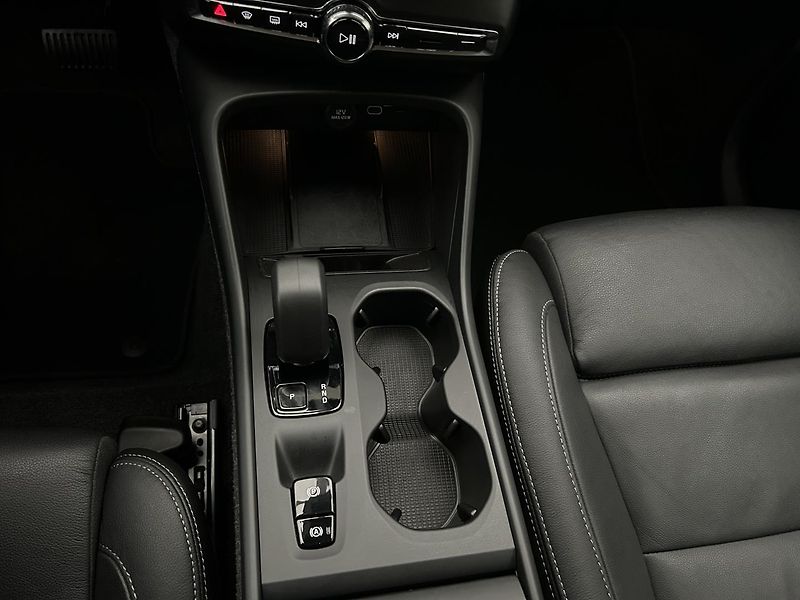 Volvo XC40 2.0 B3 ESSENTIAL - fotka 28 z 30