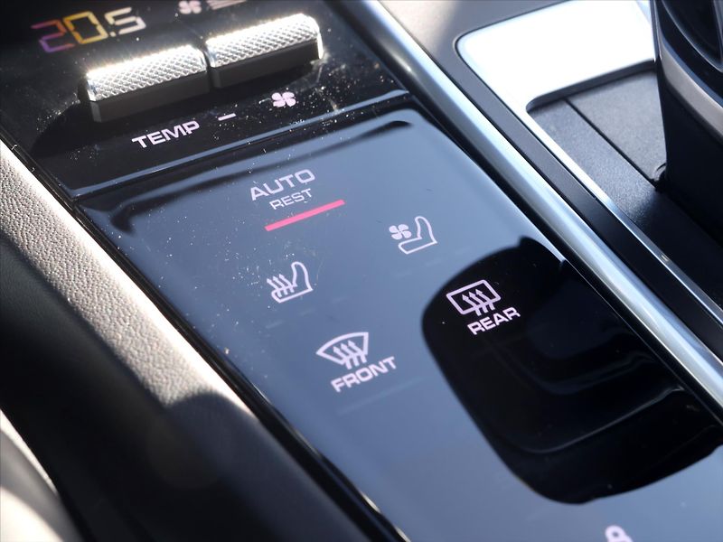Porsche Cayenne 3,0 EHV 340kW Platinum DPH - fotka 34 z 48