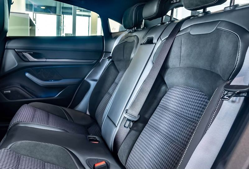 Porsche Taycan 4 SportDesign Matrix ACC 360 - fotka 16 z 22