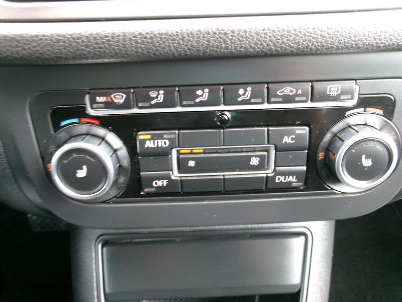 Volkswagen Tiguan (2010) 2,0TDI DSG AC 4x4 TEMP TAŽNÉ - fotka 20 z 31