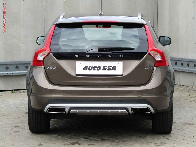 Volvo V60 (2017) 2.0 D, 1.maj, Cross Country - fotka 5 z 20