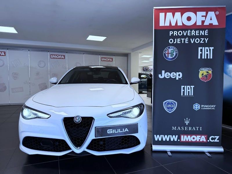 Alfa Romeo Giulia (2017) 2.0 T 280k AT8 ZF Q4 4x4 Veloc - fotka 2 z 20