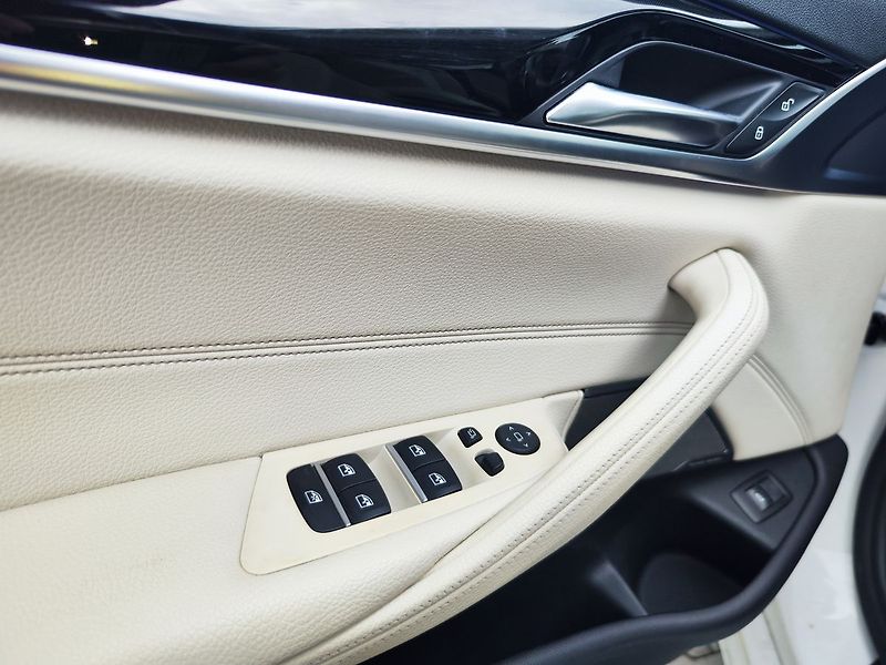 BMW Řada 5 520d/140kW Sportline - fotka 31 z 34