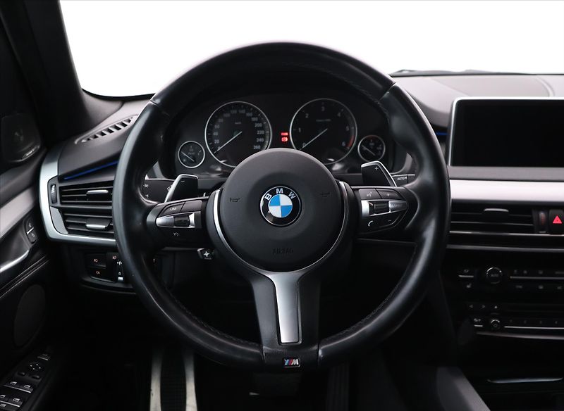 BMW X5 3,0 M50d 280kW CZ - fotka 15 z 35
