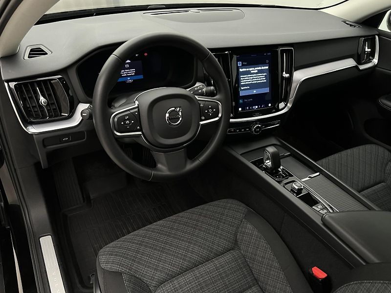 Volvo V60 B4 CORE AUT 1.maj. - fotka 4 z 41