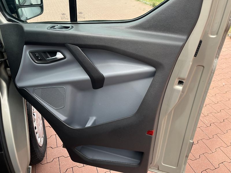 Ford Transit Custom 2.2 TDCi 9 míst - fotka 17 z 27