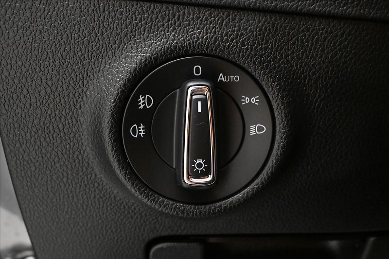 Škoda Superb 2,0 TDI 110kW DSG NAVIGACE Zár - fotka 26 z 30