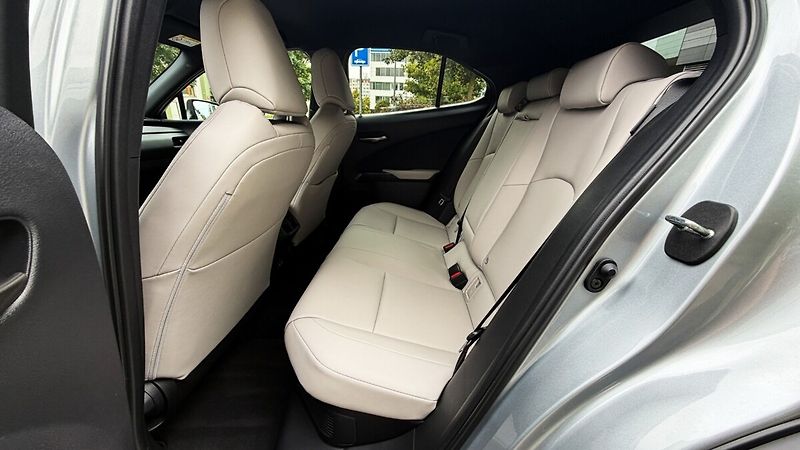 Lexus UX 300h 300H 2,0 HEV F SPORT DESIGN - fotka 20 z 24