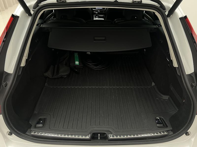 Volvo V90 T6 AWD DARK PLUS RECHARGE AUT - fotka 5 z 46