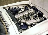 Dvoumístný kabriolet Mercedes 230 SL má přezdívku Pagoda. Vyráběl se v letech 1963 až 1971.