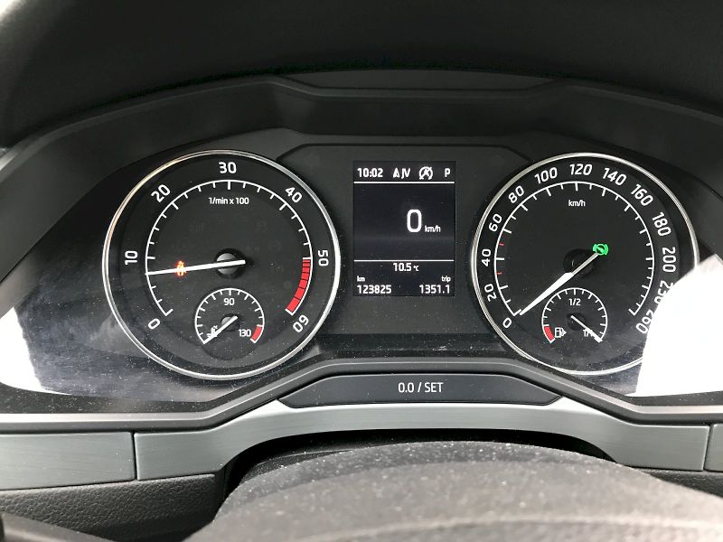 Škoda Superb (2018) COM GRT AMB plus TD 110/2.0 A7 - fotka 25 z 27