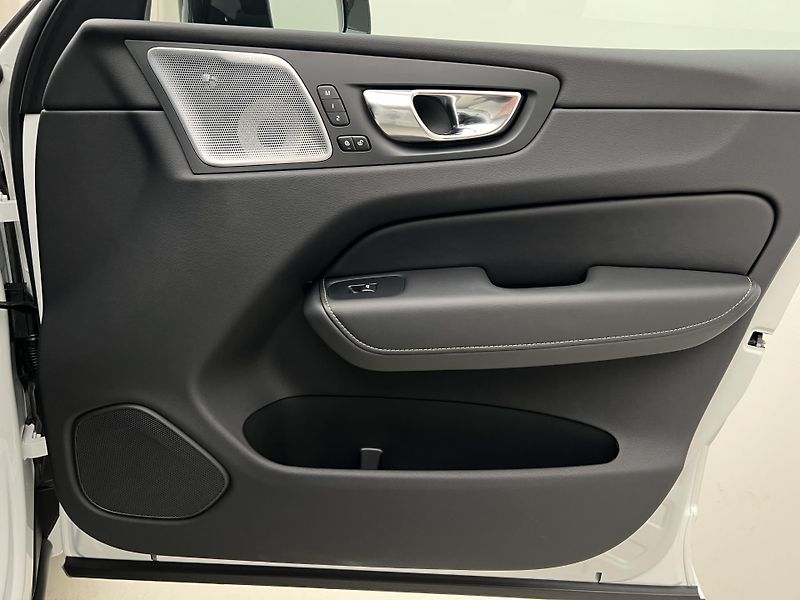 Volvo XC60 B5 AWD ULTIMATE DARK AUT  - fotka 47 z 47