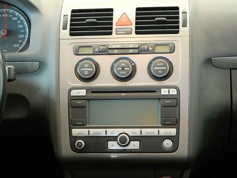 Volkswagen Touran (2008) 1.6i - fotka 9 z 22