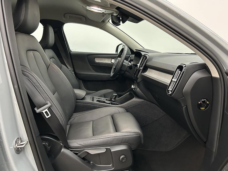 Volvo XC40 2.0 B3 ESSENTIAL - fotka 17 z 30