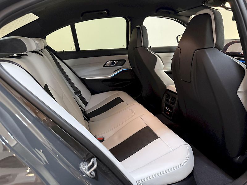 BMW M3 Competition xDrive NEW Indiv. - fotka 41 z 46