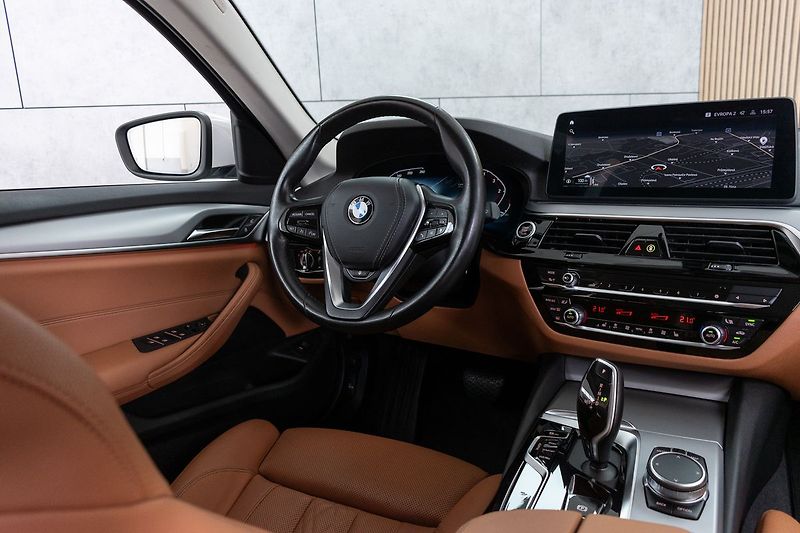 BMW Řada 5 530d xDrive*TAŽNÉ*N.TOPENÍ*ČR - fotka 9 z 48